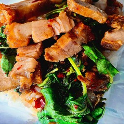 ข้าวราดผัดกะเพราหมูกรอบ