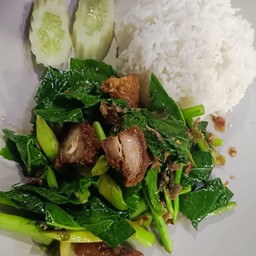 คะน้าหมูกรอบราดข้าว