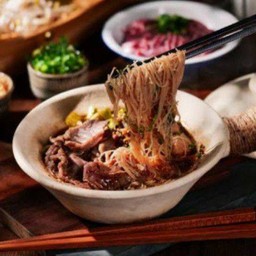 เส้นหมี่ขาวหมูตุ๋นน้ำตก