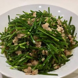 ผัดดอกกุ้ยช่ายหมูสับ