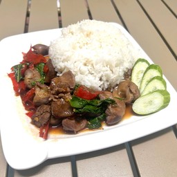 กะเพราเครื่องในไก่
