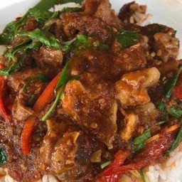 ข้าวหน้าหมูตุ๋นผัดพริกแกง