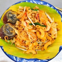 ผัดไทยกุ้งสด ไข่เยี่ยวม้า มักกะโรนี