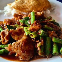 ข้าวราดผัดพริกแกงหมู