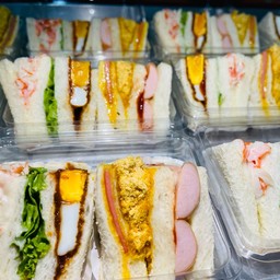 แซนวิสมินิกล่องใหญ่ ปูอัดมายอง ไข่ดาว โบราณ ไส้กรอก