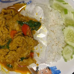 ข้าวพริกแกงใต้หมูสามชั้นสไลด์