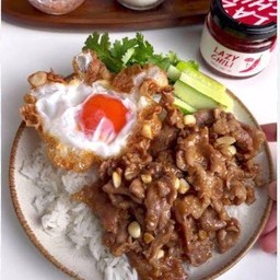 ข้าวราดหมูชิ้นกระเทียม