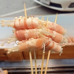 สามชั้นพันเห็ดเข็มทอง