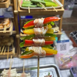 พริกสามสีพันหมูสไลด์