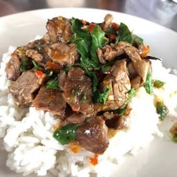 ผัดกระเพรารวมเนื้อราดข้าว