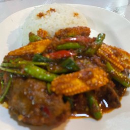 ข้าวปลาดุกพริกแกง