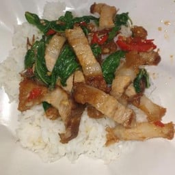 ผัดกระเพราหมูกรอบราดข้าว