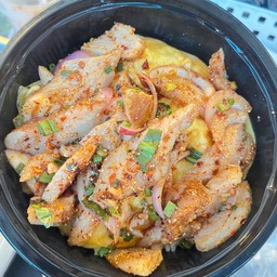 ข้าวไข่ข้นยำหมูย่าง