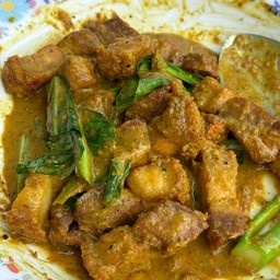 ข้าวเครื่องแกงหมูกรอบ