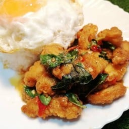 กระเพราไก่กรอบไข่ดาว