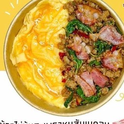 ข้าวกะเพราหมูสับเบคอน
