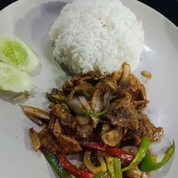 ผัดพริกอ่อนหมูราดข้าว