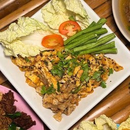ลาบไข่เจียว