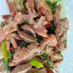 กะเพราเครื่องในไก่