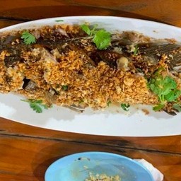 ปลากะพงทอดกระเทียม