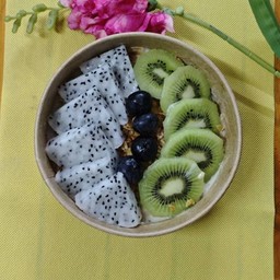 Over night oatmeal กี่วี่+แก้วมังกร+บลูเบอร์รี่