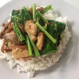 ข้าวคะน้าหมูกรอบ