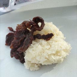 ข้าวเหนียวห่อเนื้อแดดเดียว