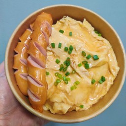 [อร่อยซ่ากับโค้ก] ข้าวไข่ข้นไส้กรอก2ชิ้น +  โค้ก ออริจินัล (กระป๋อง)