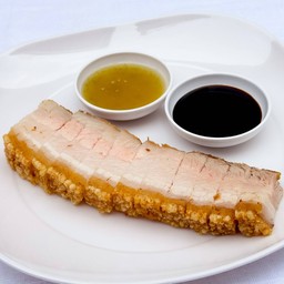 หมูกรอบ 1 ขีด พร้อมน้ำจิ้มหวานและน้ำจิ้มซีฟู๊ด