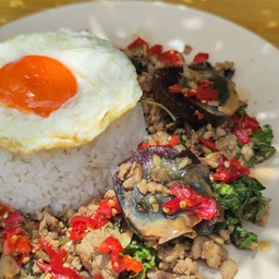 กระเพราหมูสับไข่เยี่ยวม้า