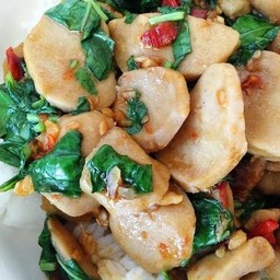 กระเพราชิ้นราดข้าว