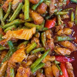 หมูสามชั้นพริกแกงถั่วฝักยาว