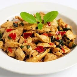 กระเพราไก่ชิ้น (กับข้าว)