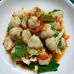 ยำลูกชิ้นปลาเยาวราช