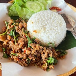 กะเพราหมูสับราดข้าว