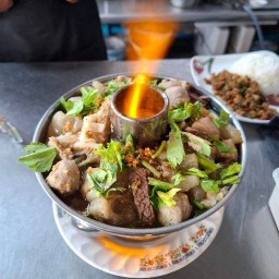 บ้านเปี๊ยกเตี๋ยวเรือหม้อไฟ หลังศูนย์ ตลาดนัดวินเทจ