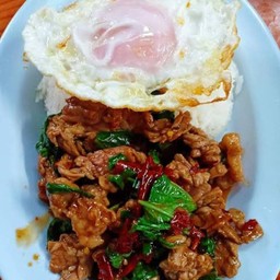 กระเพราเนื้อ ราดข้าว