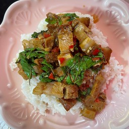 ข้าวราดกระเพราหมูกรอบ