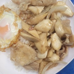 ข้าวหมูผัดเห็ด