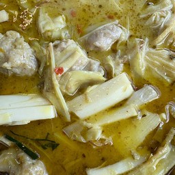 แกงเขียวหวาน ลูกชิ้นปลากรายยอดมะพร้าว