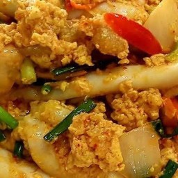 ปลาหมึกผัดผงกะหรี่ราดข้าว
