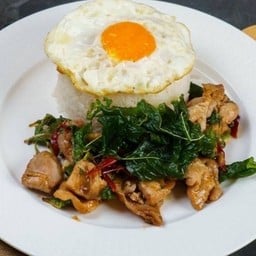 ข้าวกะเพราหมูนุ่มพริกแห้ง+ไข่ดาว