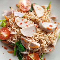 ยำมาม่าหมูยอ