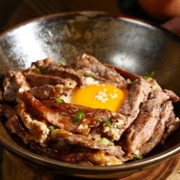 ข้าวหน้าเนื้อไข่แดง