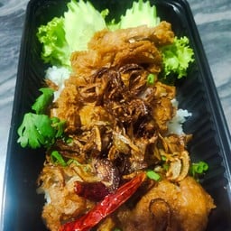 ข้าวไก่กรอบราดซอสมะขาม