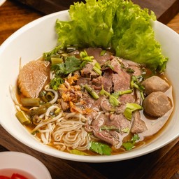 สุโขทัยต้มยำโบราญ(เนื้อ). Sokhothai tomyum beef noodles