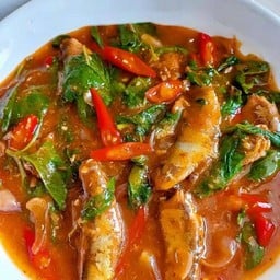 กระเพราปลากระป๋องราดข้าว