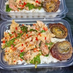 ข้าวกระเพราเนื้อ ไข่เยี่ยวม้า