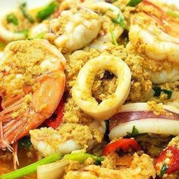 หมึก กุ้ง ผัดผงกระหรี่ (กับข้าว)