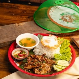 กะเพราไก่ stir-fried braised chicken with holy basil